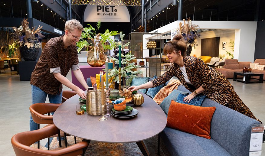 Feestelijk tafelen bij Piet Klerkx met influencer Sandra en Bert-Jan