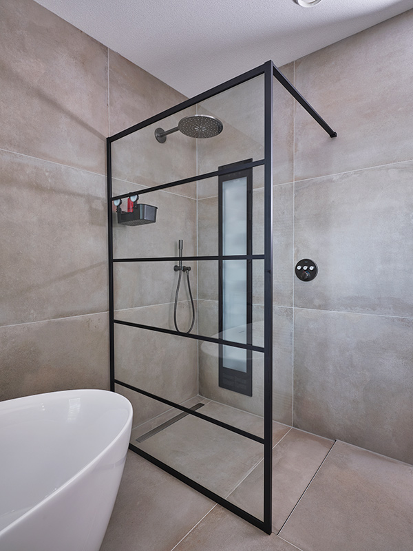 De nieuwe inloopdouche in een moderne, stijlvolle badkamer 