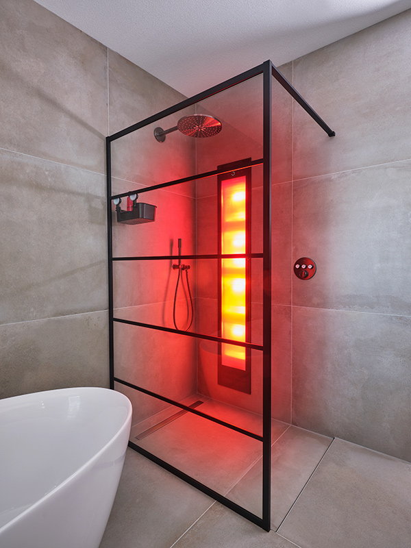 De nieuwe inloopdouche met infrarood in een moderne, stijlvolle badkamer 