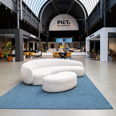 Organisch gevormde sofa Levi bij Piet Klerkx in Waalwijk
